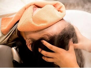ブラン(blanc)の写真/リラックスできるヘッドスパは日々の疲れや頭皮環境の改善に最適！贅沢な癒しタイムをご堪能ください。