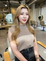 ティア(Tia.)&nbsp;韓国風/くびれヘア/ロング/センターパート/ブロンド