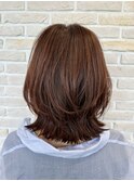 躍動感のあるミディアム外はねヘアスタイル
