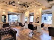 【SALON★】落ち着いた雰囲気の店内と、笑顔いっぱいのスタッフがお出迎え★お席へご案内いたします。