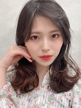 レヴィア(REVIA) レディースミディアムレイヤースタイル