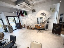 カリファ 田町(KHALIFA)の雰囲気（洗練された広い店内。タンノイのスピーカーが奏でる音が大好評。）