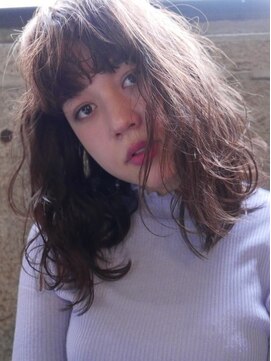 ブロック ジャポン(bloc japon) アンニュイウェーブでリラックスミディアム・ハニーヘア