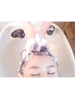 一人のスタイリストが仕上げまで担当するので、気を遣うことなくサロン空間をお楽しみいただけます。