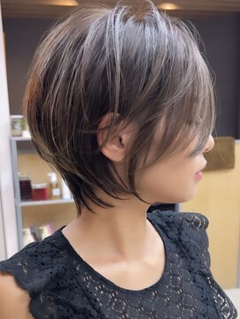 ラフ 新宿(Laff) 新宿小顔ショートボブ/丸みショート/白髪ぼかしハイライト/艶髪