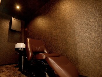 ニエンテ(NIENTE)の写真/凝り固まった頭皮をもみほぐし、汚れをしっかり落としながら血行促進。暖色照明で寛げるサロンタイムを…。