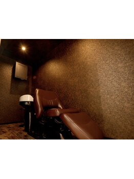 凝り固まった頭皮をもみほぐし、汚れをしっかり落としながら血行促進。暖色照明で寛げるサロンタイムを…。