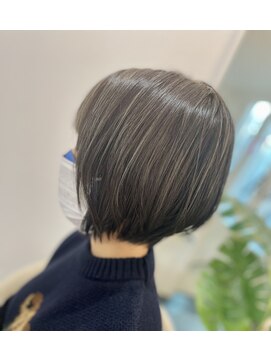 モアナ 逗子(MOANA) 極細ハイライト　ショートボブ