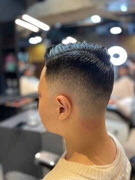 フランクスバーバー アンド ビアークラブ(FRANK'S BARBER and BEER CLUB) スキンハイフェードカットサイドパートバーバースタイル
