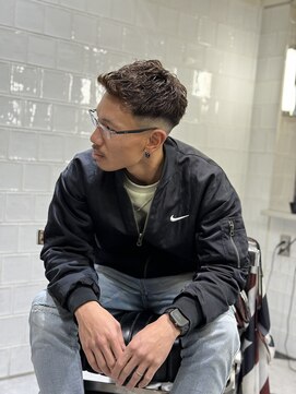 メリケンバーバーショップ フクオカ(MERICAN BARBERSHOP FUK) 波巻き束感ショートツーブロックマッシュアップバングコンマヘア