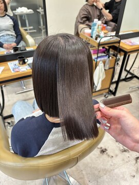 アローム(alom) イメチェン/ホワイトブロンド/外ハネボブ/美髪/茅ヶ崎