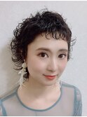 個性と可愛さを掛け合わせたくるくるパーマショート