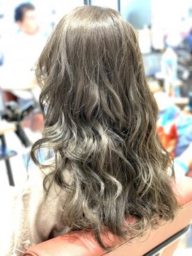 クアトログランシュ ひたちなか店(QUATRO×GranCieux) シルキーグレージュランダムウェーブ