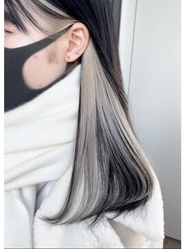 ツキ 横浜店(tuki) インナーカラーミルクティーベージュシルバーイヤリングカラー