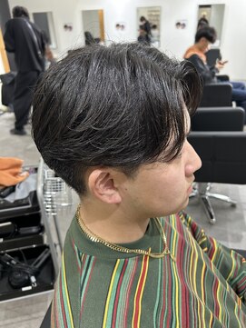 ヒュイル バイ ニアウ(Hwyl by Niau) センターパートニュアンスパーマスパイラルパーマメンズカット