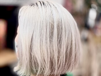 パーマネントガレージ(Parmanent Garage)の写真/艶やかなハイトーンカラーに挑戦!外国人風無造作スタイルで、新しい自分に出会う♪