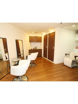 当日予約OK！生田駅より徒歩1分！初めてでも緊張しない、居心地の良いアットホーム空間が魅力です。