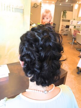 ヴィサージュロカ(VISAGE Loca) 肩下5センチで出来る裏編み崩し