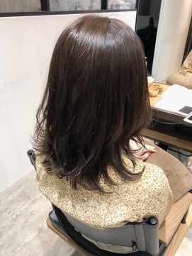 ビヨウシツ ポスタ ベージュ×ミディアム　正木ゆかり