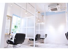 ケアアンドデザイン 今里本店(care&design fulfill)の雰囲気（明るい店内♪[白髪染め/パーマ/ダブルカラー/髪質改善/ブリーチ]）