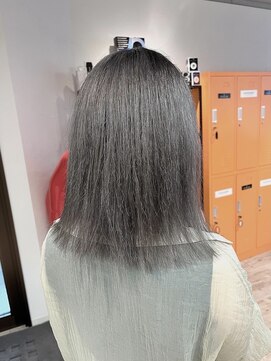 コワファーストナガサキシャンプーボーイ(COIFF1RST NAGASAKI SHAMPOO BOY) ブリーチ2回 グレーシルバー