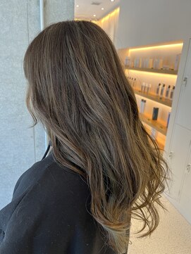 ジーナ 流山おおたかの森(Zina) オリーブベージュ×ハイライト【Zina　大越香苗】