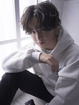 デューヘアー(due hair) MEN'S HAIR 　フェザーパーマ　ブルーブラック　サーフカール