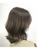 オリーブグレージュ×ミディアムヘア