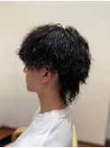 メンズミディアム×波打ちパーマかき上げ束感黒髪メンズ20代30代