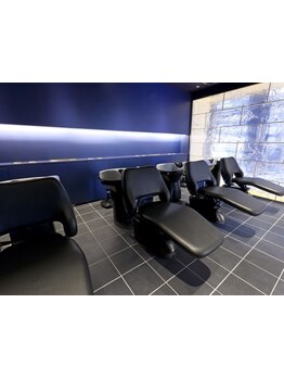 こだわりの店内はスタイリッシュでシンプルな空間。ラグジュアリーな雰囲気漂う非日常感をご堪能ください＊