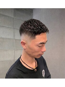 ワンワンオー バーバーショップ コンチネンタル(@110 BARBER SHOP continental) 濡れパンフェザーアップスキンフェード