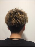 アクティブな印象を与える、束感のある短髪に!