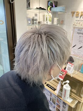 コワファーストナガサキシャンプーボーイ(COIFF1RST NAGASAKI SHAMPOO BOY) ホワイトカラー×水色メッシュ☆