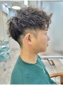 ツーブロック刈り上げツイストパーマアップバングメンズヘア