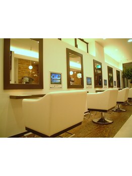 清潔感あふれる北欧風サロンで、ふんわりチェアに身をゆだねて。開放的な空間で心も体もリフレッシ！