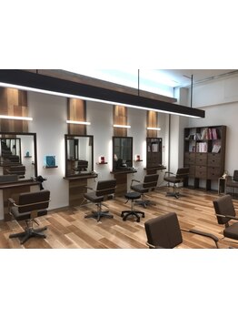 髪や頭皮に優しく、「色」と「ツヤ」が続く◎ダメージレスで髪に優しく、キレイな色味を実現します♪