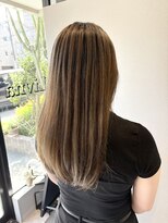 リヴナ(Livna)&nbsp;ロングのバレイヤージュで伸びてきても気になりずらいデザイン◎