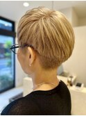 ハイトーン×刈り上げで魅せる上品マッシュショート