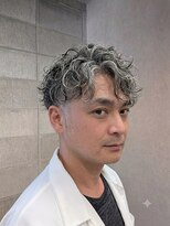 ワンワンオー バーバーショップ コンチネンタル(@110 BARBER SHOP continental)&nbsp;海外風センターパートツーブロックアップバングミドルフェード