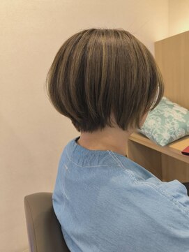 ウイバイファースト(u'i by first) ハイライト×ショートボブ スタイル