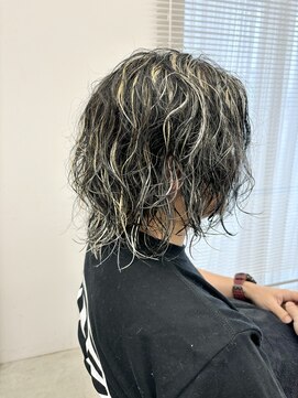 テラス トヨタ(Telasu Toyota) サーフカールパーマとホワイトメッシュカラー◎