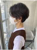 【癖毛を活かしたショートヘア】