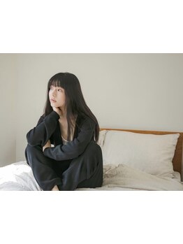 “頭皮から身体を整える“という発想。筋膜や骨に働きかけ、ストレス緩和へとアプローチ。