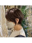 透明感ベージュの丸みショートボブ