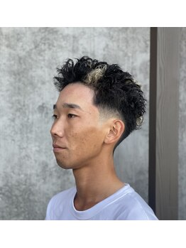 ウィスカーズ(Whiskers)の写真/仏陀パーマで旬なスタイルへ！テーパーフェードとの相性◎でセットも楽に。【仏陀】