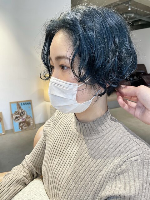 ブルーヘア青髪ハンサムショートパーマ