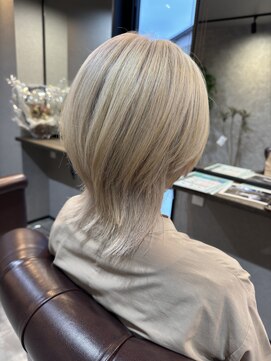 リズリー(Lizul) ウルフボブ＋ホワイトグレージュ