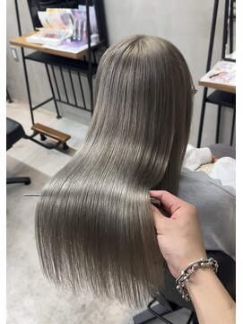 イキプラスディードットログ 大和八木駅前店(ikii+D.Log) シルバーベージュ グレージュ