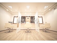 セット面に仕切り有,Wi-Fi完備,充電器完備で長時間の施術も安心