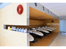 オブ ヘアー 自由が丘 ウエスト(Of HAIR WEST)の雰囲気（人体工学をもとに、首に負担がかからないシャンプー台）